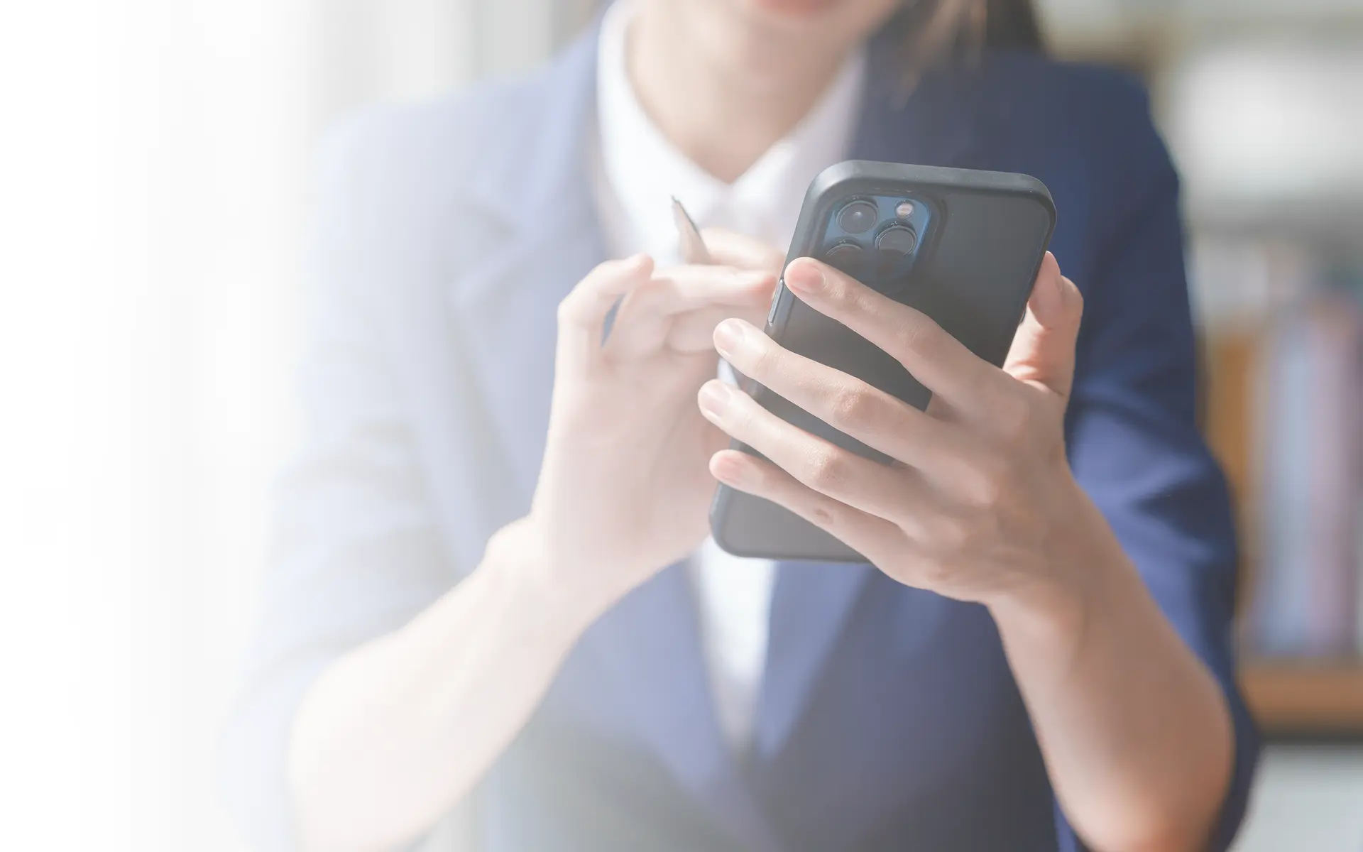 A woman using a mobile.